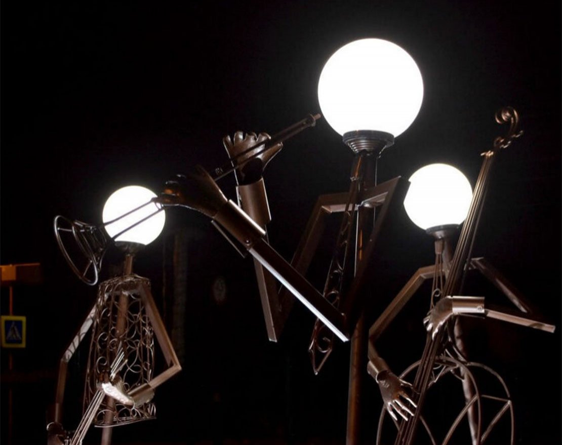 Фигура из металла TORUDA «Фонарный столб с контрабасом» - вид 3